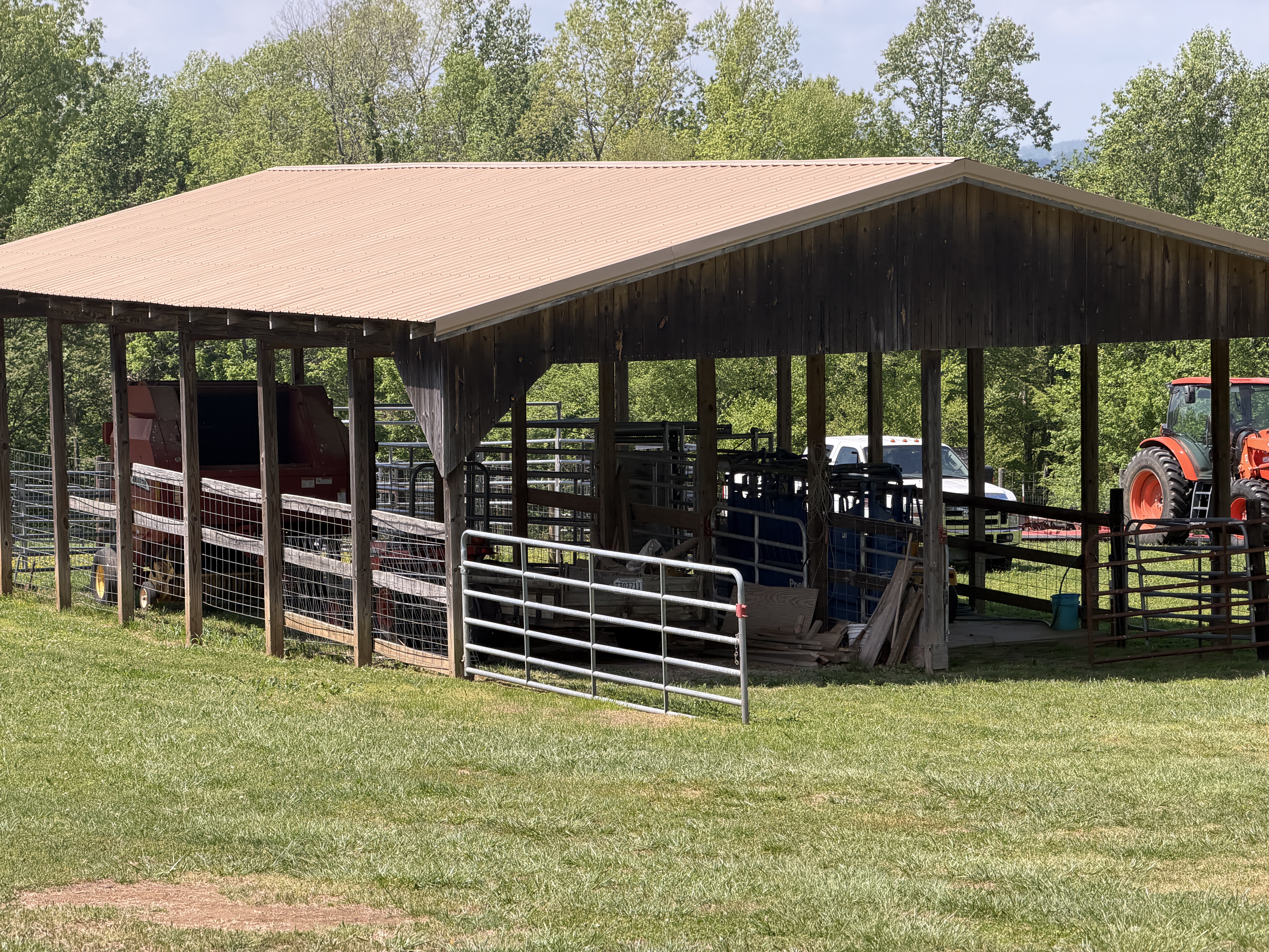 Open-sided hay barn and cattle shelter